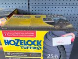une boîte posée sur une étagère dans un magasin