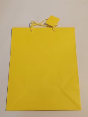 un sac en papier jaune orné d'un ruban jaune