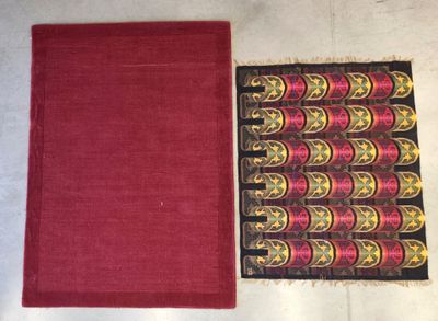 deux morceaux de tissu rouge ornés de motifs dorés et noirs