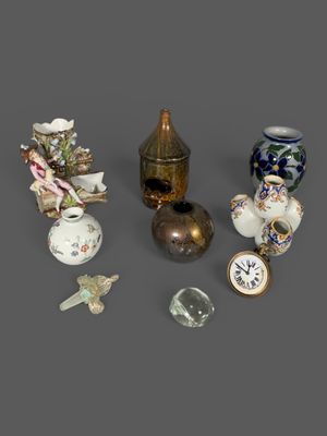 Mannette de bibelots : céramiques, verrerie, pendulette (acc…