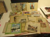 une pile de vieilles cartes postales posée sur un bureau