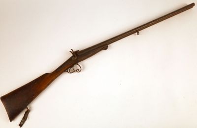 un fusil avec un canon en bois et une poignée en bois