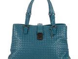 un sac à main en cuir tressé bleu muni d'une boucle métallique