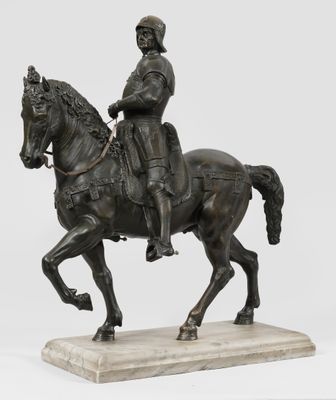 statue en bronze représentant un homme à cheval, posée sur un socle en marbre