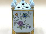 une petite boîte blanche décorée de fleurs et d'oiseaux