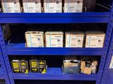 une étagère bleue sur laquelle sont empilées de nombreuses boîtes