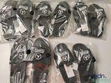un grand nombre d'objets posés sur une table