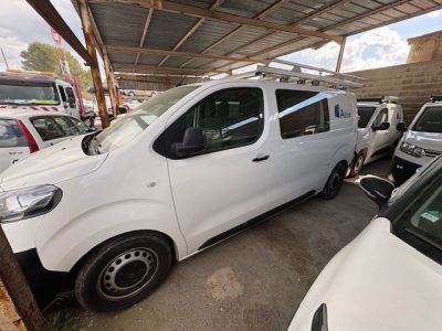 une camionnette blanche garée dans un parking