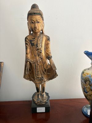 Bouddha debout, Thaïlande, bois doré à décor de verroterie, …