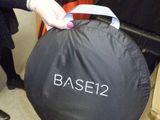 une femme qui tient un sac à la main