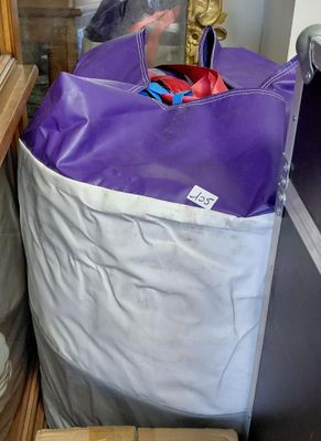 un sac violet et blanc posé sur une étagère