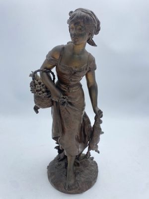 statue d'une femme tenant un panier de fleurs posée sur une surface blanche