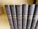 Plusieurs vieux livres sont empilés sur une étagère dans une bibliothèque