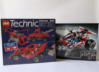 deux sets lego technic sont posés l'un à côté de l'autre sur une surface blanche