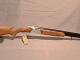 un fusil de chasse avec une poignée et un canon en bois