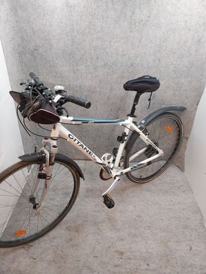 un vélo appuyé contre un mur dans une pièce