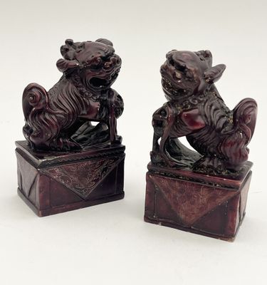 paire de figurines chinoises sculptées représentant un lion et un tigre