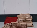 de nombreux morceaux de tissu tissé posés les uns à côté des autres sur le sol