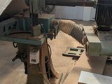 une machine qui travaille sur une pièce de bois