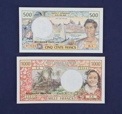 deux billets sur lesquels figurent les portraits d'un homme et d'une femme