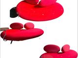 une chaise rouge sur laquelle est posé un coussin en forme de cœur