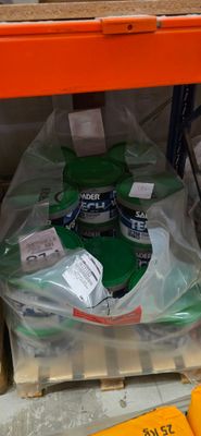 une pile d'articles posés sur une étagère dans un magasin