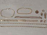 un assortiment de bijoux en argent comprenant un bracelet, un bracelet et une bague