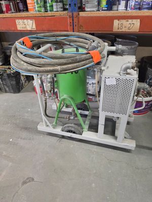 une photo d'une machine à laquelle est raccordé un tuyau
