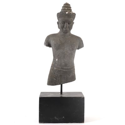 une image représentant une statue d'une personne portant un chapeau sur la tête
