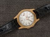 une image montrant un gros plan d'une montre-bracelet posée sur un tissu