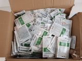 une boîte en carton remplie d'une multitude de billets