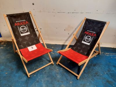deux chaises assises l'une à côté de l'autre sur le sol