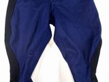 un pantalon bleu avec des bordures noires et des boutons sur fond blanc