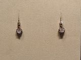 une paire de boucles d'oreilles en diamant exposée dans une vitrine
