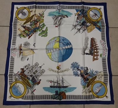 une photo d'un foulard carré orné d'un motif représentant des bateaux et des navires