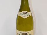 une bouteille de vin posée sur une table