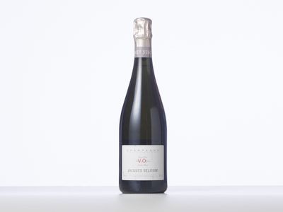 la bouteille de vin est posée sur une table blanche