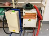 une machine posée par terre à côté d'une étagère