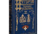 un livre bleu orné de lettres dorées, posé sur une surface blanche
