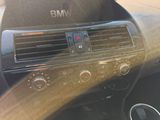 un gros plan du tableau de bord d'une BMW