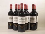 six bouteilles de vin sont alignées sur une table