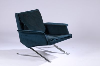 une image représentant une chaise bleue avec une structure métallique sur fond blanc