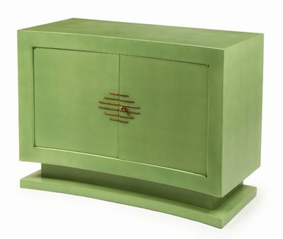 une armoire verte posée sur un socle en bois
