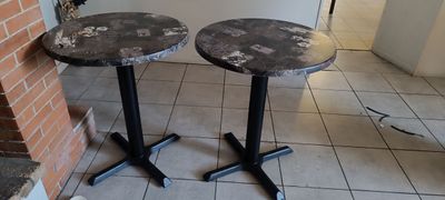 deux tables posées sur un sol carrelé