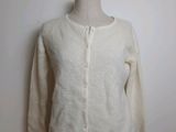 cardigan blanc sur un mannequin, mannequin, mannequin, mannequin, mannequin, mannequin, mannequin, mannequin, manne