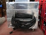 une grande machine qui se trouve dans un entrepôt