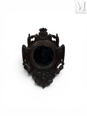 l'image d'une photo représentant un petit miroir posé sur une surface blanche