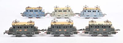 plusieurs petits trains sont alignés sur une surface blanche