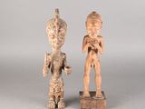 paire de personnages en bois sculpté représentant un homme et une femme