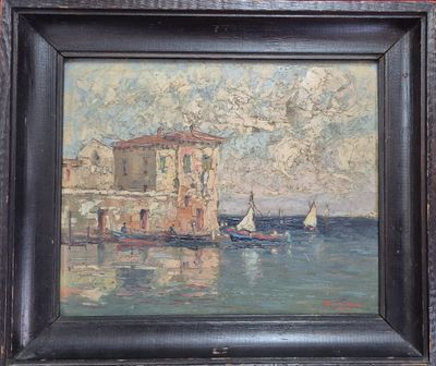 une peinture à l'huile représentant un bateau sur un plan d'eau, avec un bâtiment en arrière-plan